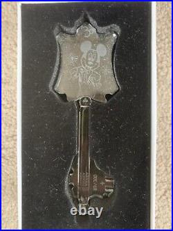 BNIB Arribas Disneyland Paris Mickey Mouse 30th Anniversary Glass Key, LE 300